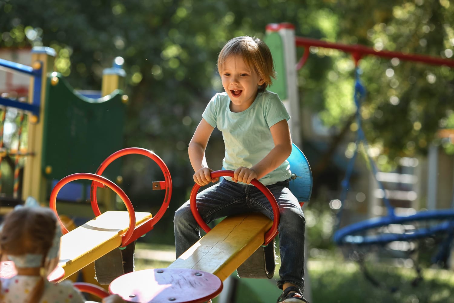 Deti sa hrajú na ihrisku v parku pri domove