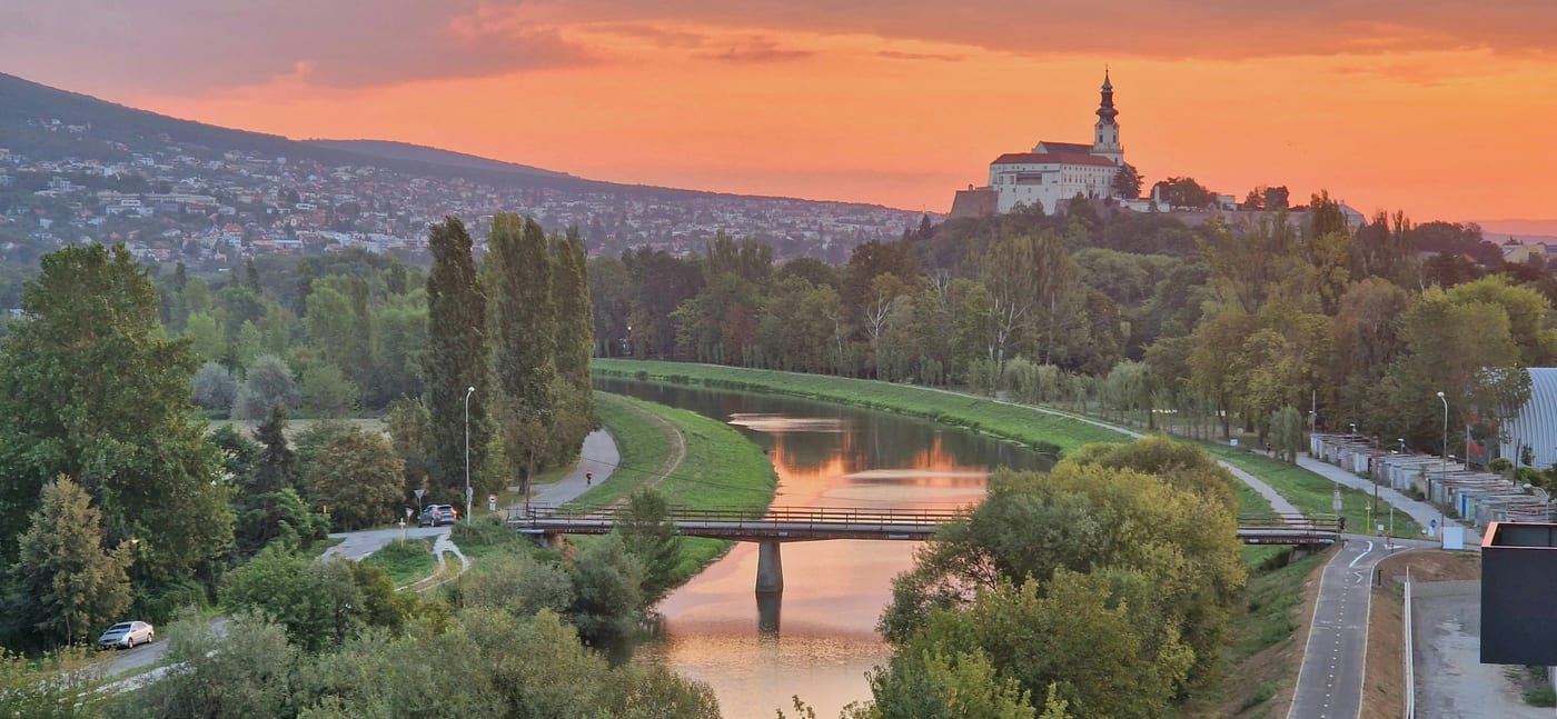 Mestský park a nábrežie rieky Nitra pri západe slnka